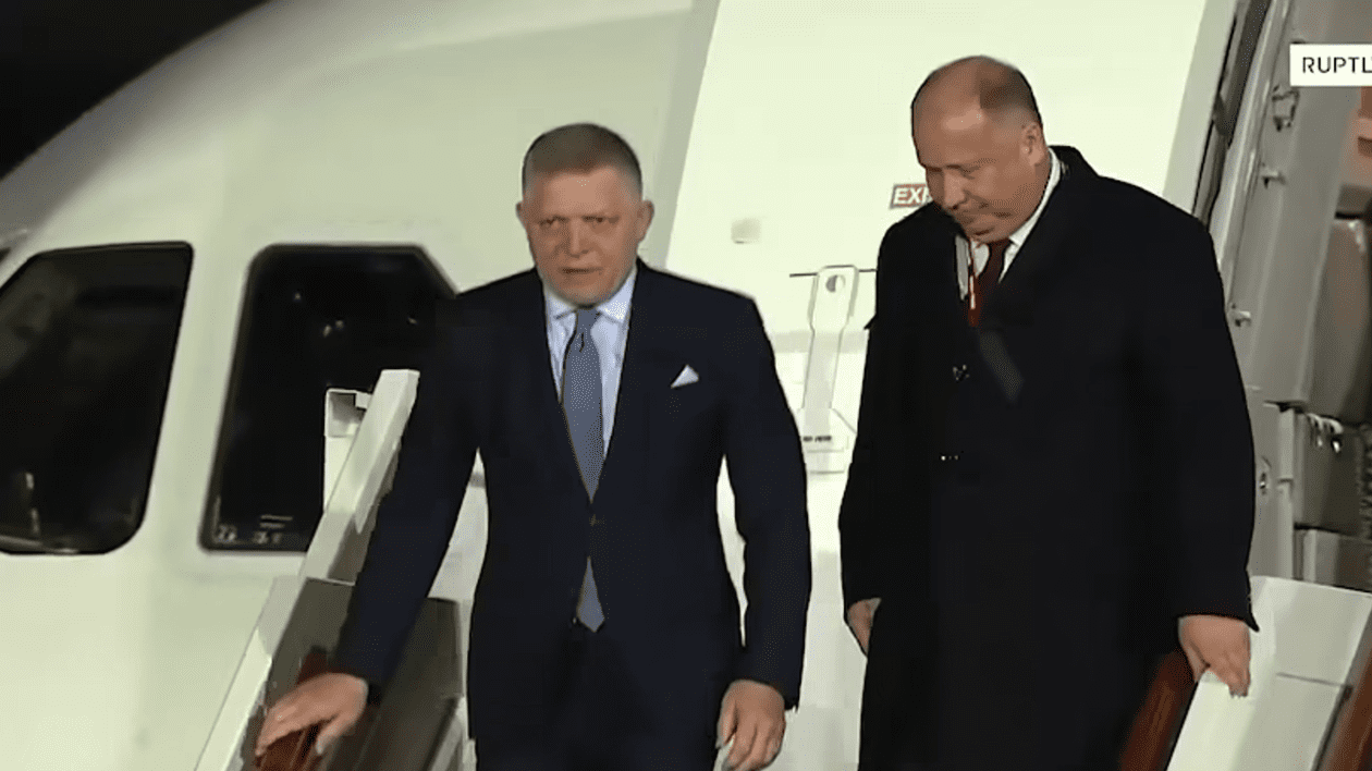 Premierul slovac Robert Fico coboară din avion, însoțit de un bărbat, la aterizarea la Moscova