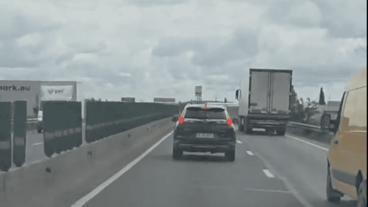 Șoferul unui SUV nu a permis ambulanței aflate în misiune să îl depășescă. Foto: Captură video