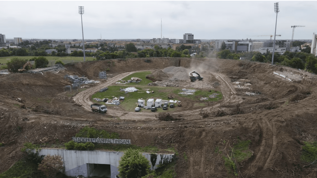 Stadionul Dan Păltinișanu din Timișoara este aproape complet demolat