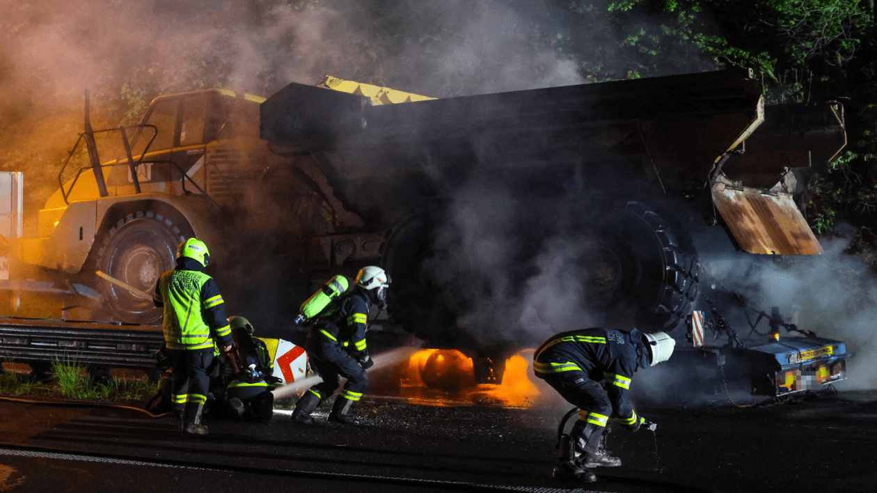 Cum i-a luat foc unui șofer român tot camionul și basculanta de 33 de tone pe care o transporta