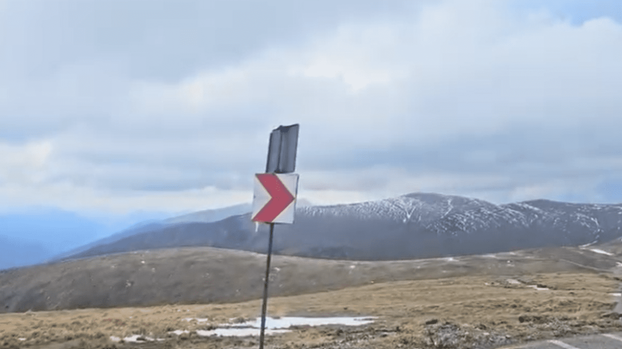Poză cu un indicator rutier montat pe Transalpina