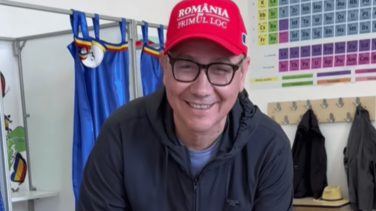 Victor Ponta, la secția de votare, cu șapca roșie pe cap în stilul Donald Trump: „Am votat să punem România pe primul loc”