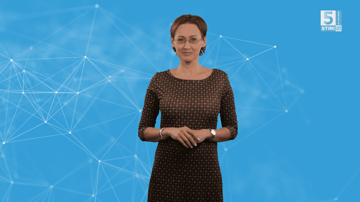 Laura Macavei, gazda rubricii 5 știri by Libertatea – Educație, îmbrăcată cu o rochie maro, pe un fundal albastru.