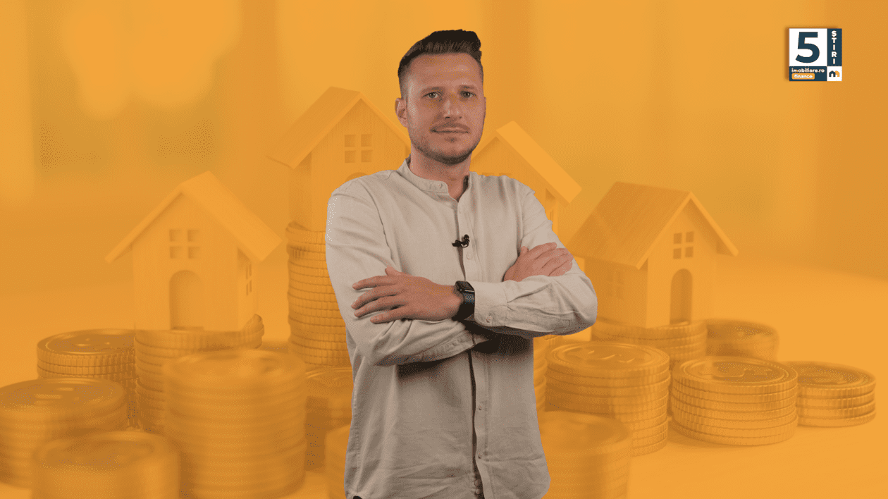 Eduard Babotă, prezentator 5 Știri imobiliare finance, într-o cămașă lungă, cu mâinile încrucișate.