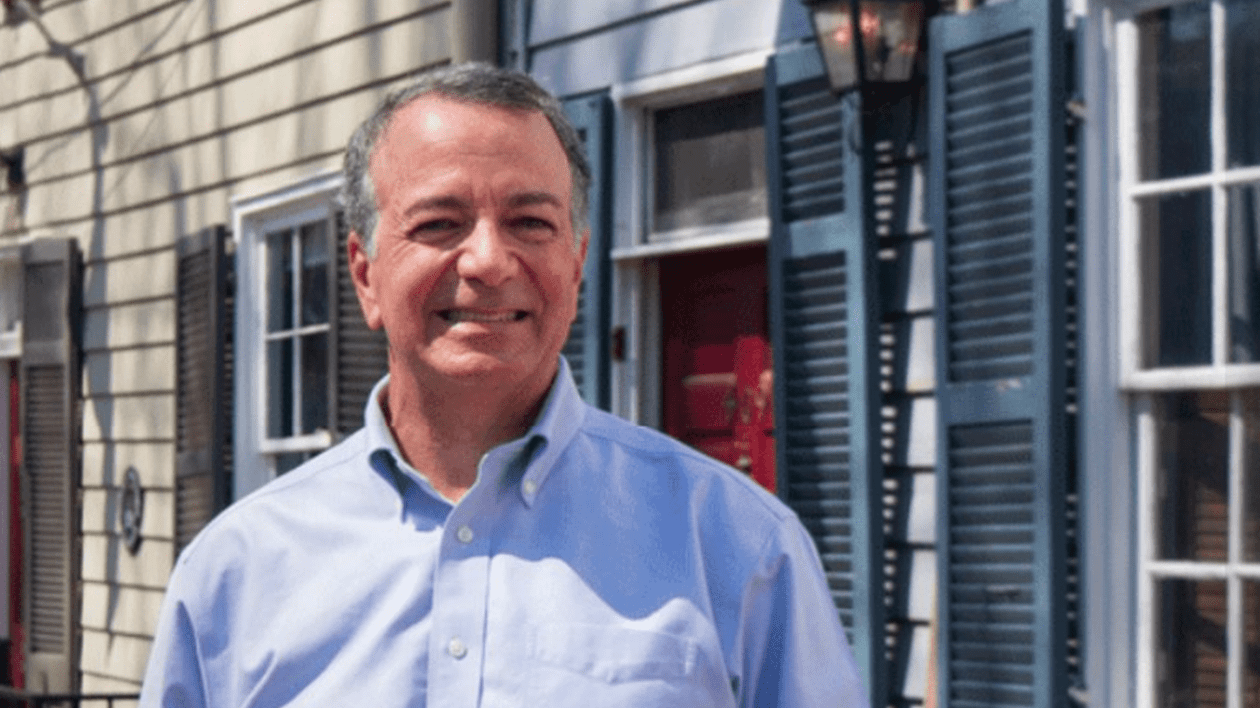 Îmbrăcat cu o cămașă bleu, Darryl Nirenberg, noul ambasador al SUA în România, zâmbește în fața casei sale