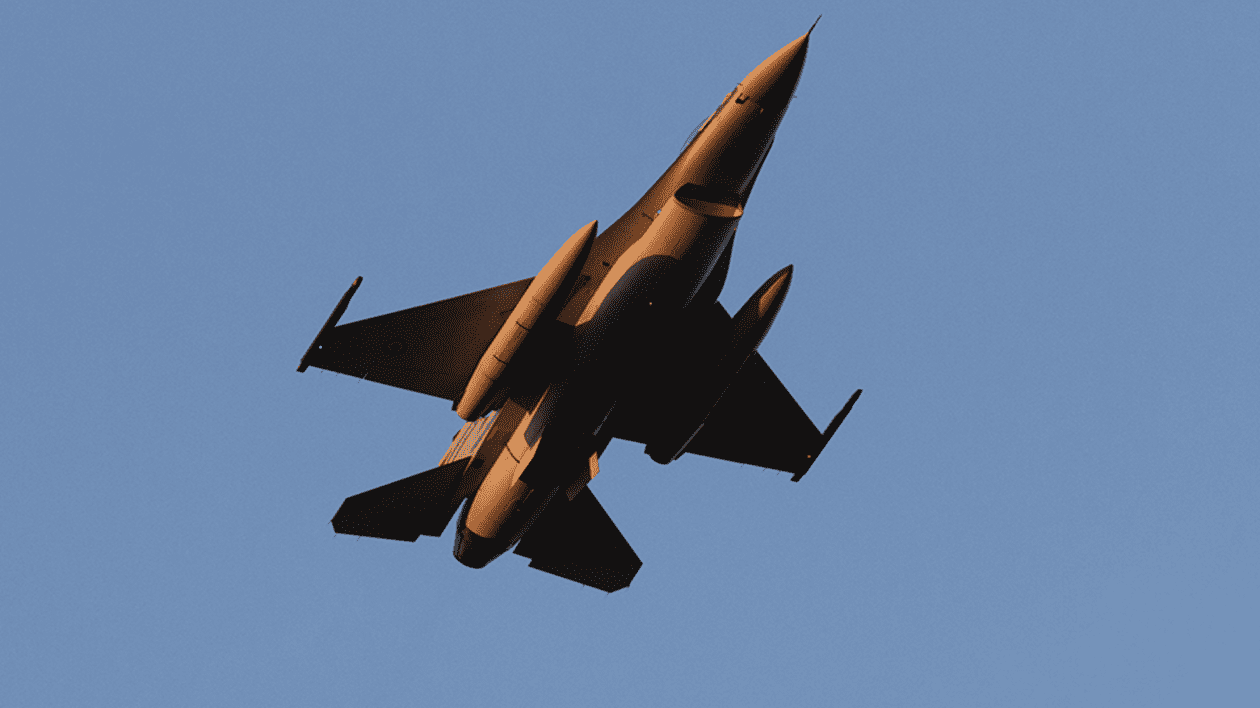 Antrenamente cu aeronave F-16 Fighting Falcon în toată țara