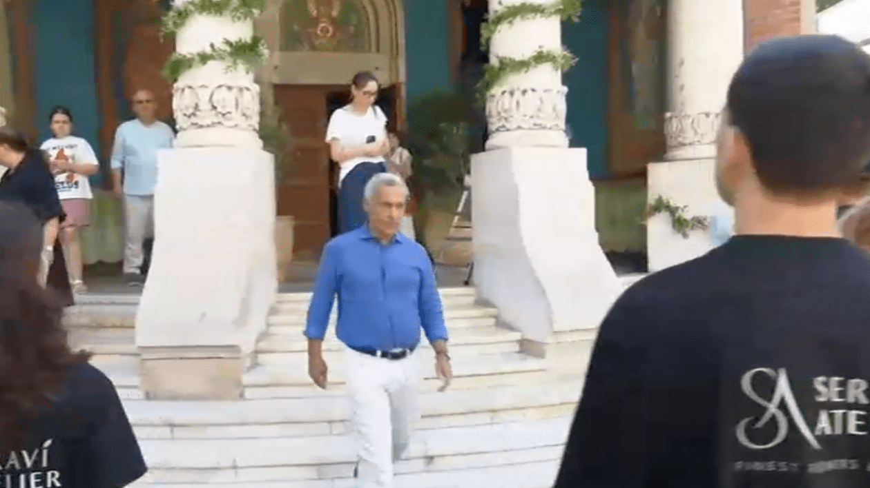 Călin Georgescu, ieșind din Biserica Visarion, unde s-a cununat Kira Hagi cu Thomas Ferfelis. Foto: captură România TV