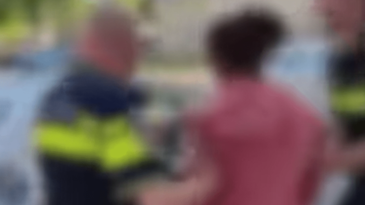 Femeia a fost reținută de polițiști și, ulterior, arestată.