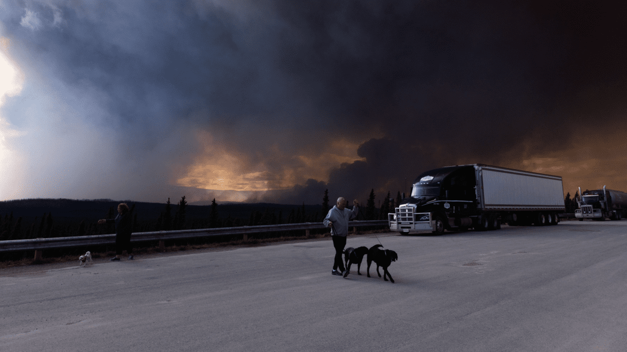Un fum gros se vede la marginea unui autostrăzi în urma incendiilor majore din Canada