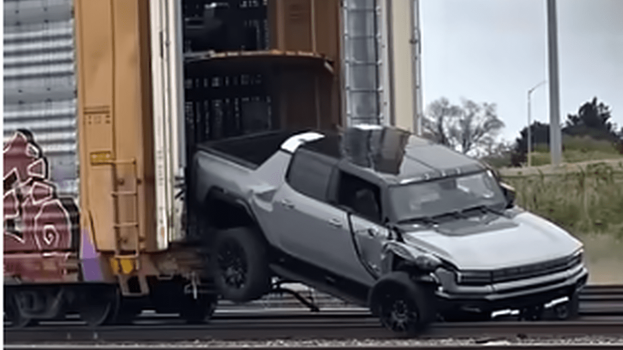 O mașină este furat dintr-un tren în mers, în Detroit, SUA