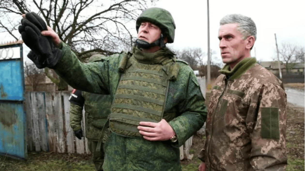 Un soldat ucrainean capturat apare alături de militari ruși într-un clip publicitar