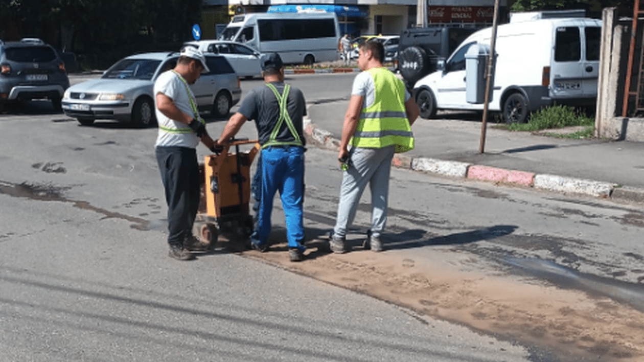 Lucrări de întreținere pe o stradă din Ploiești