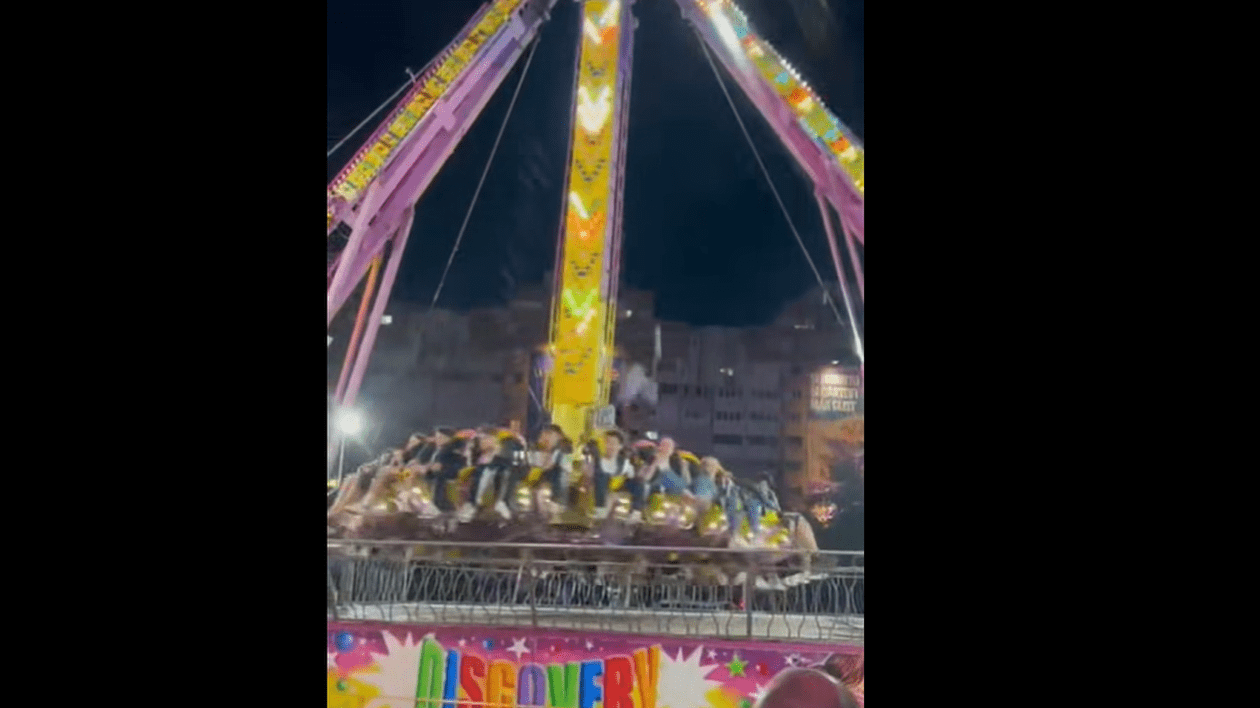 Mai muți tineri se dau într-o tiribombă în momentul în care cade din ea o bucată