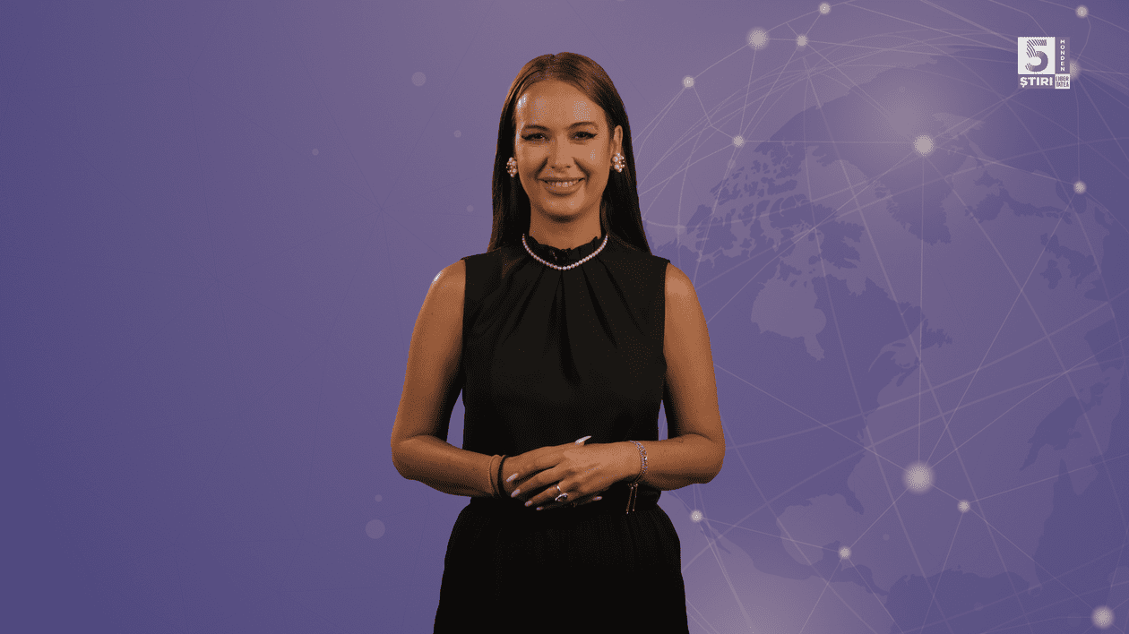 Denisa Macovei, gazda rubricii 5 știri by Libertatea - Monden, într-o rochie neagră, pe un fundal mov