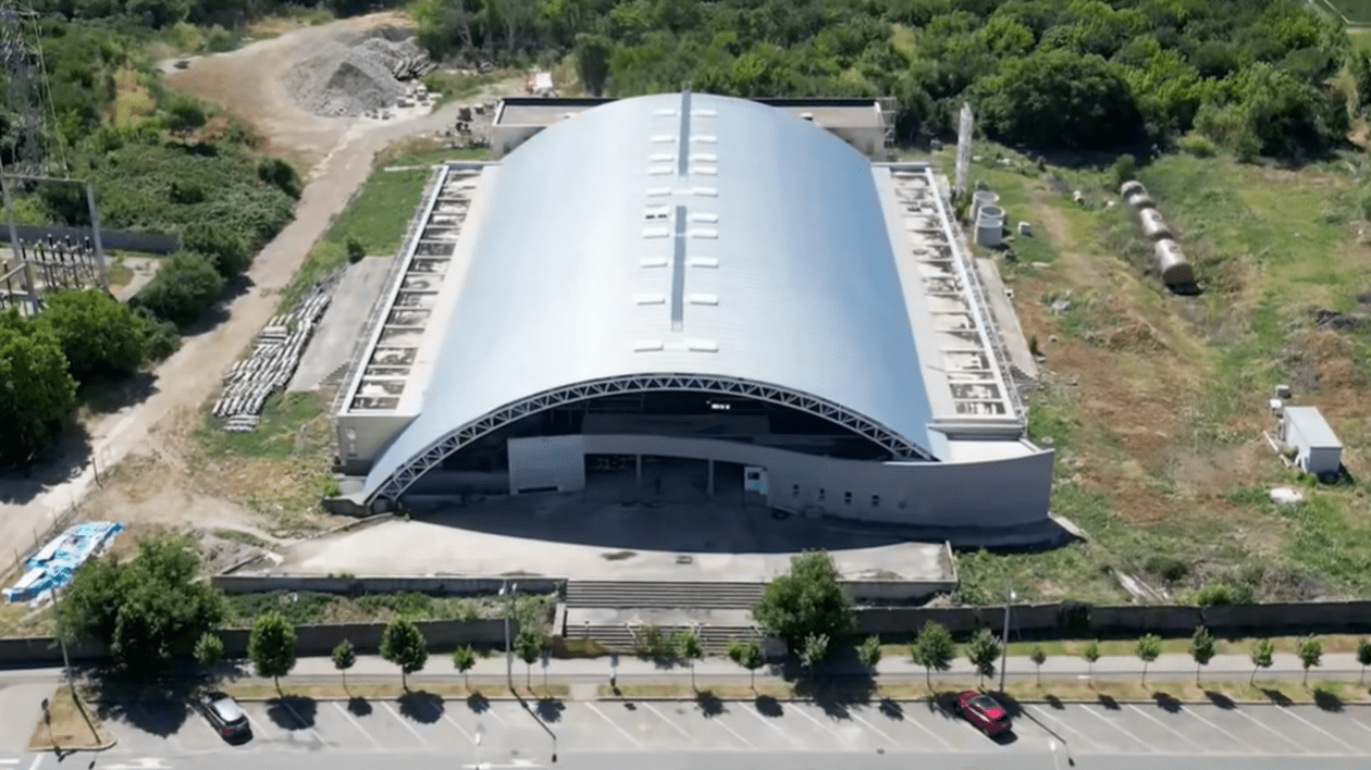Imagine aeriană cu Sala Polivalentă din Timișoara, aflată în construcție de 14 ani, iulie 2025