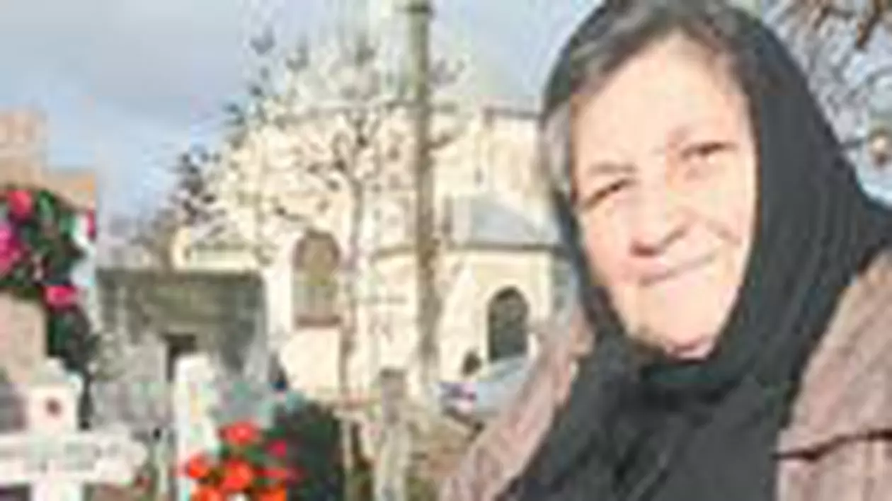 Lumanari si flori la mormantul lui Ceausescu