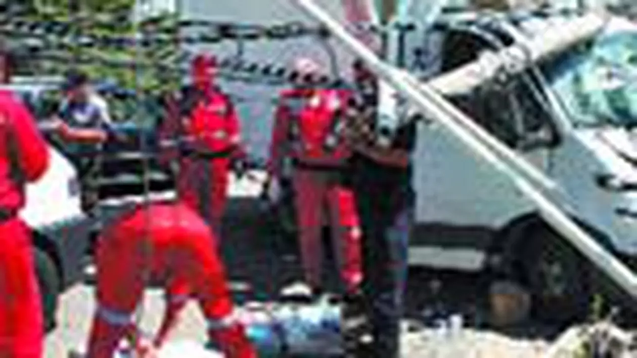 Jefuiti in masina distrusa