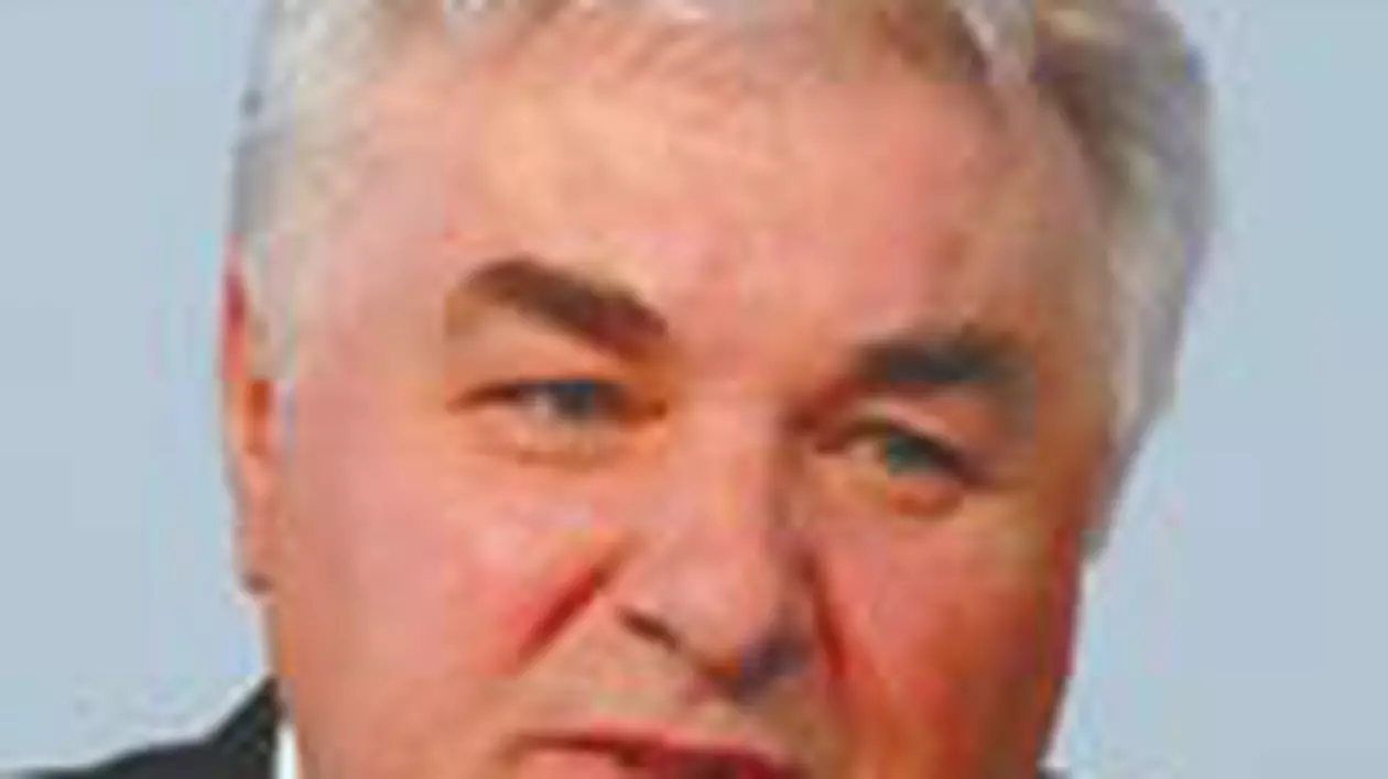 Constantin Simirad isi relaxeaza subalternii cu lectii de istorie