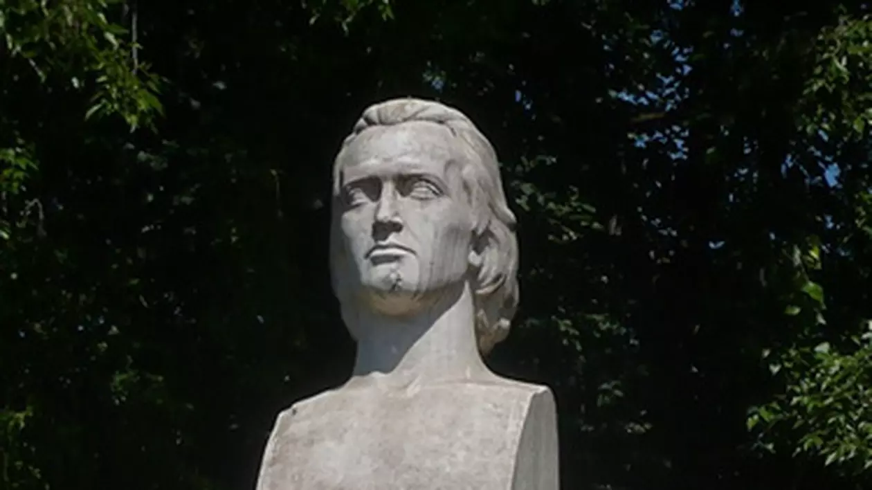 Încă un bust al lui Eminescu a fost vandalizat în Republica Moldova