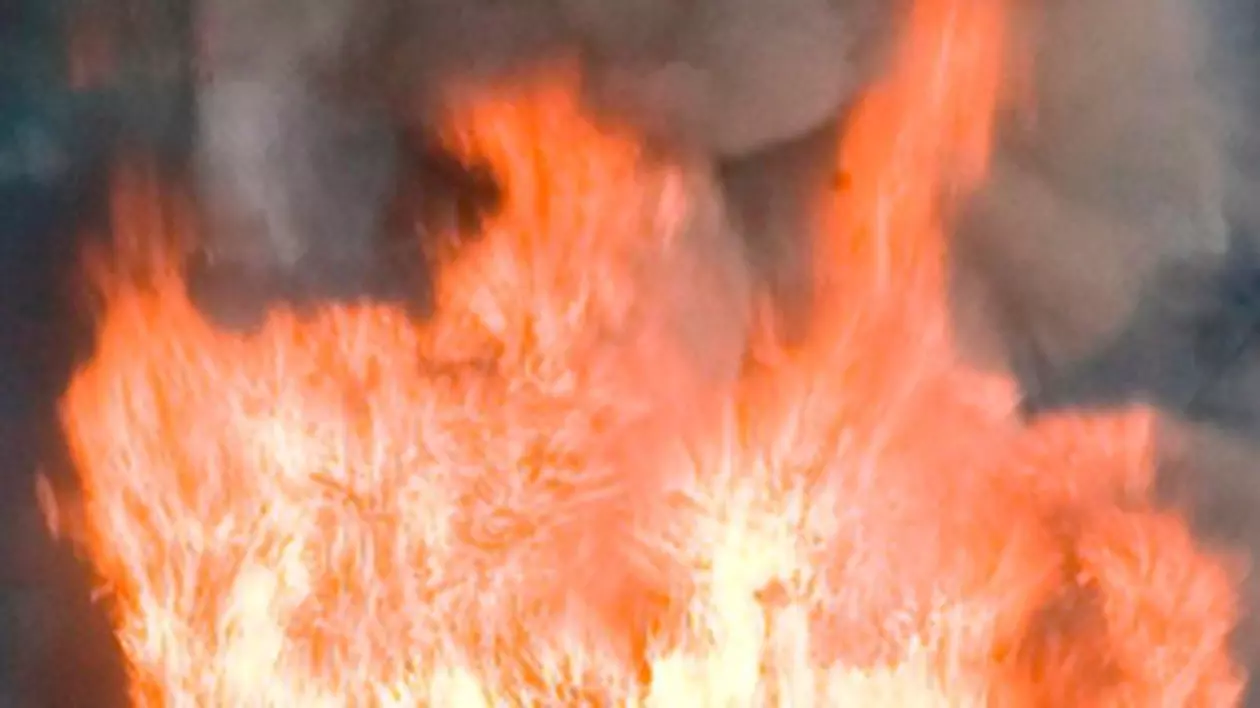 Fabrică argeşeană distrusă într-un incendiu