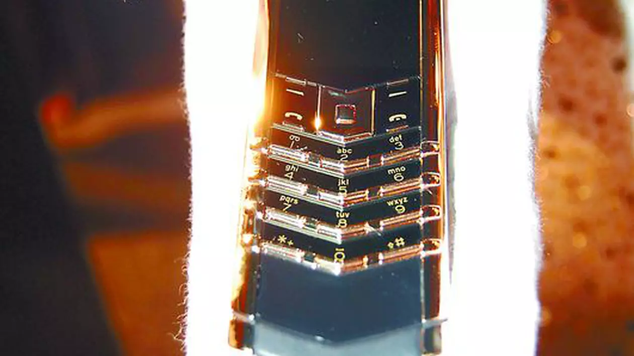 Nouă români şi-au "tras" telefon de 26 000 € 