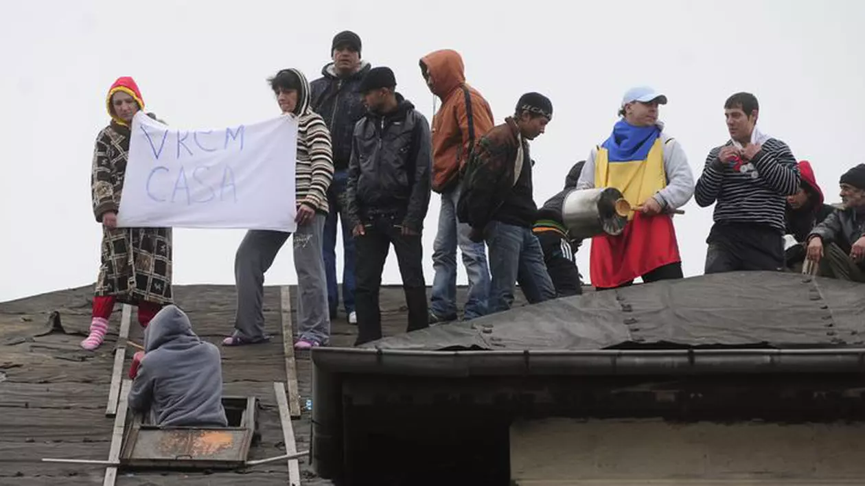 Au protestat pe acoperiş pentru case de la Oprescu