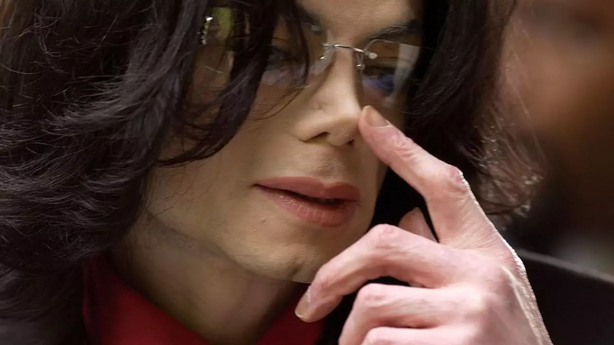 Michael Jackson a murit cu o păpuşă în braţe