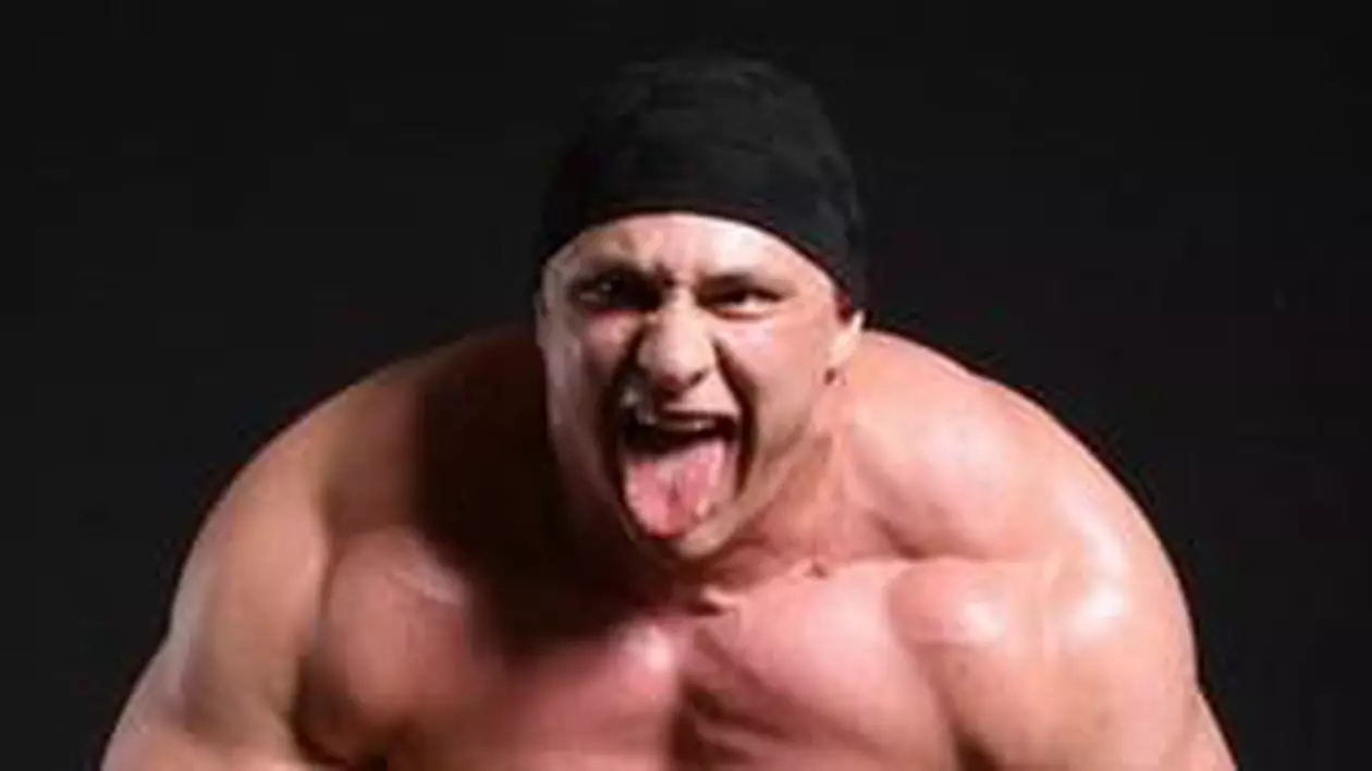 Radu Valahu se bate la skandenberg cu Hulk de Romania Radu