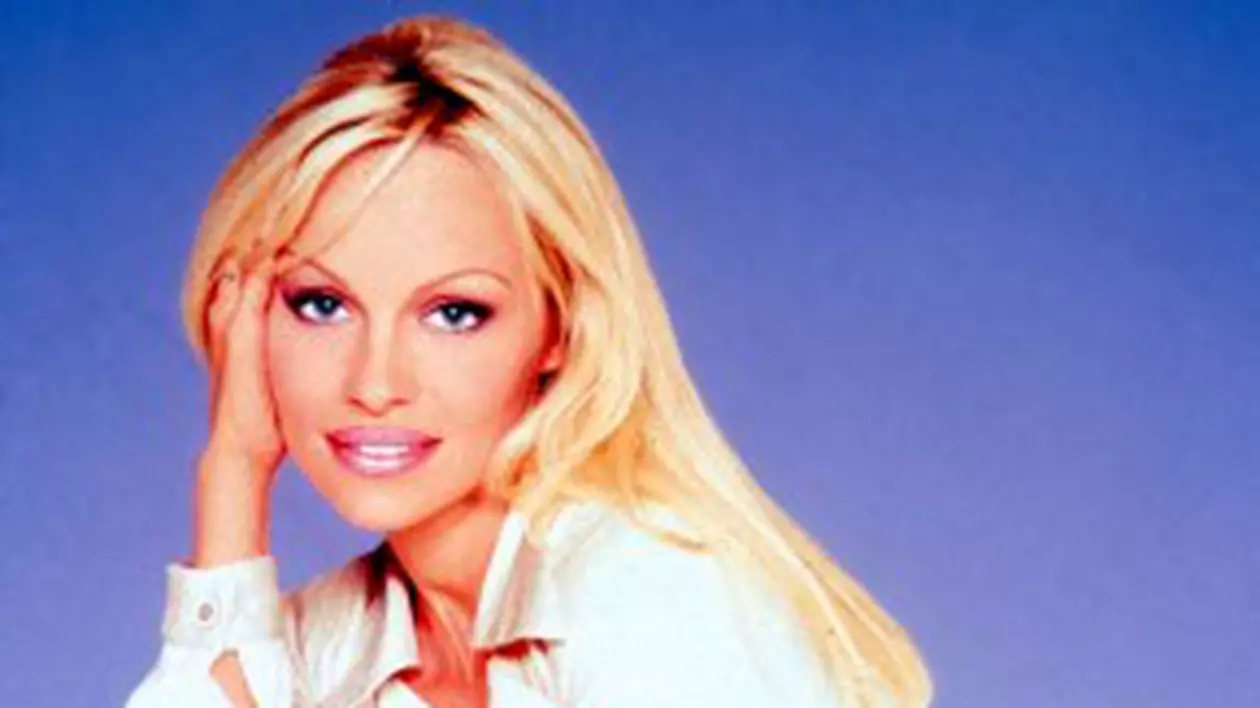 Pamela Anderson este exhibiţionistă şi suferă de personalitate multiplă
