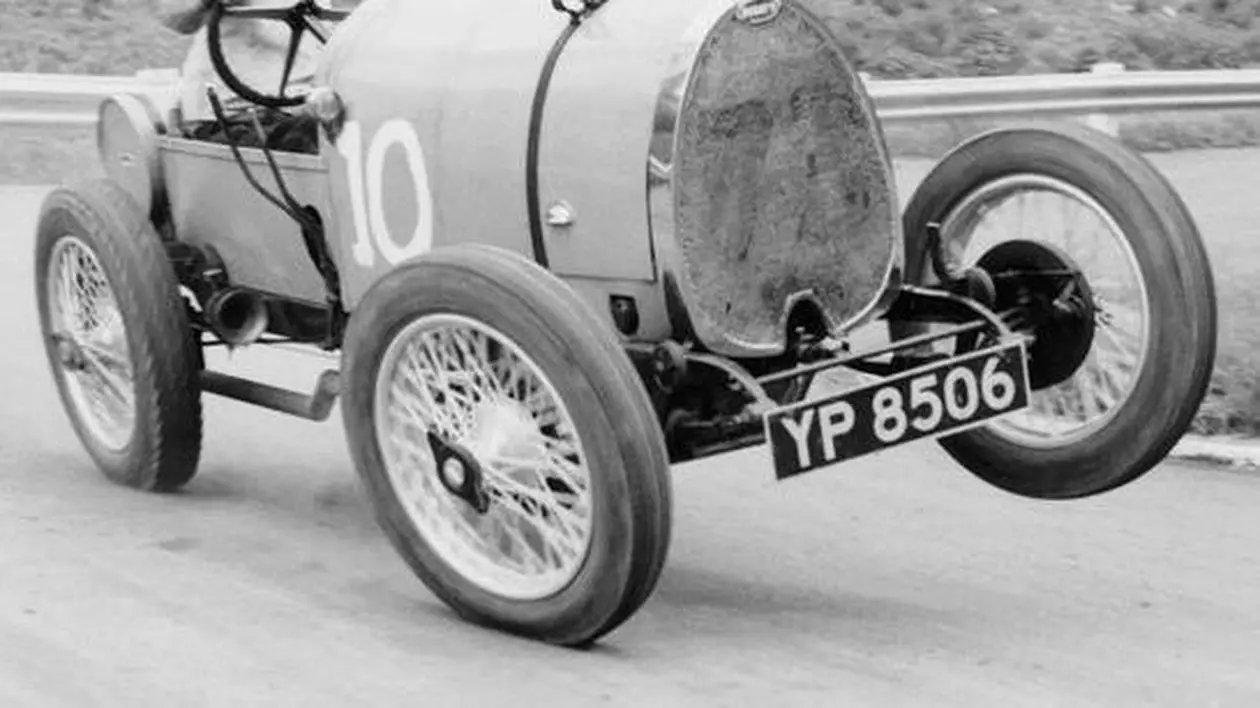Un Bugatti, care a stat 73 de ani pe fundul unui lac, va fi scos la licitaţie