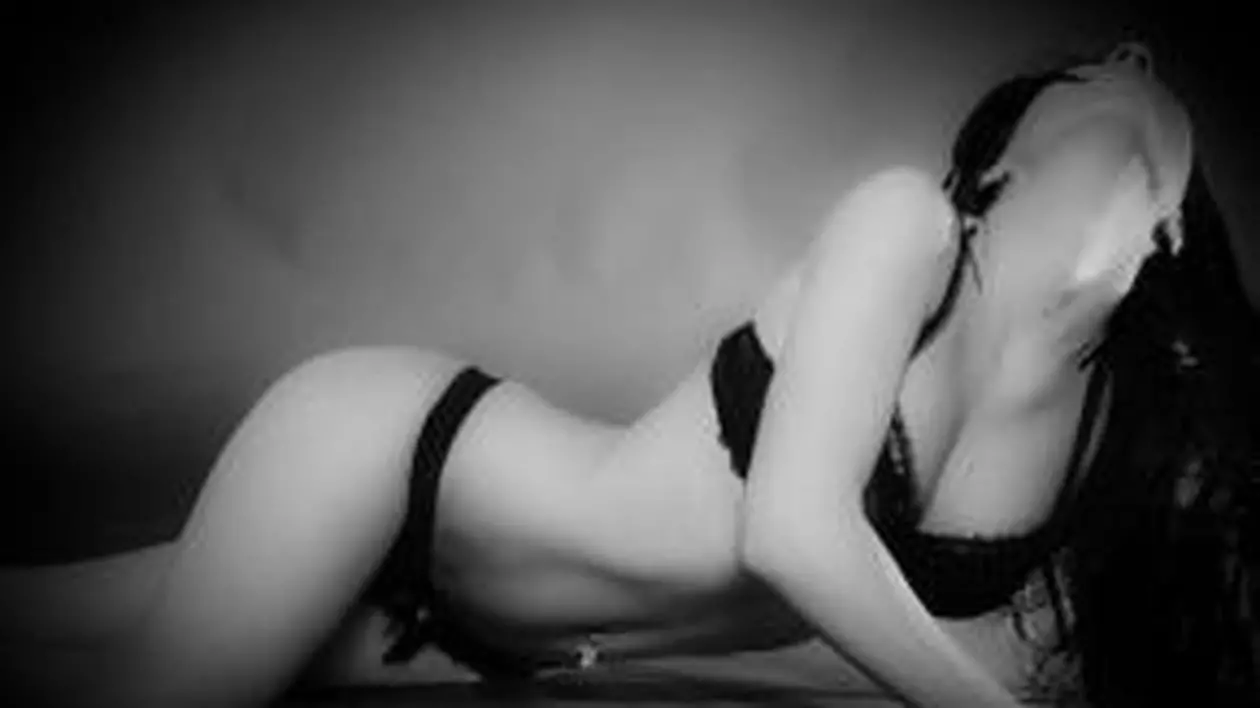 Andreea Tonciu, din nou într-un pictorial sexy!