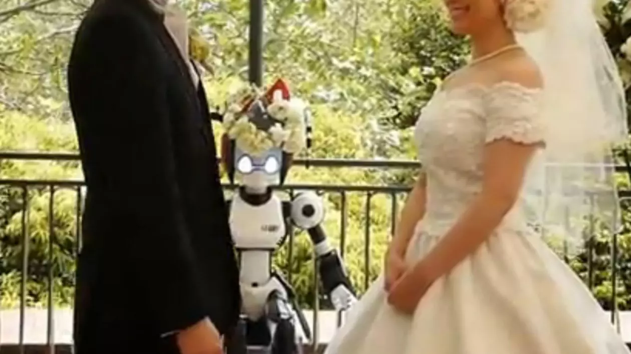 Video | Un robot a oficiat o nuntă în Japonia