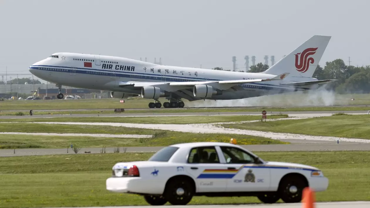 Alertă cu bombă într-un avion chinez cu aproximativ 100 de persoane la bord