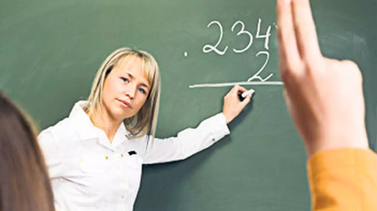 Numai în România e posibil! Un profesor câştigă cât un gunoier