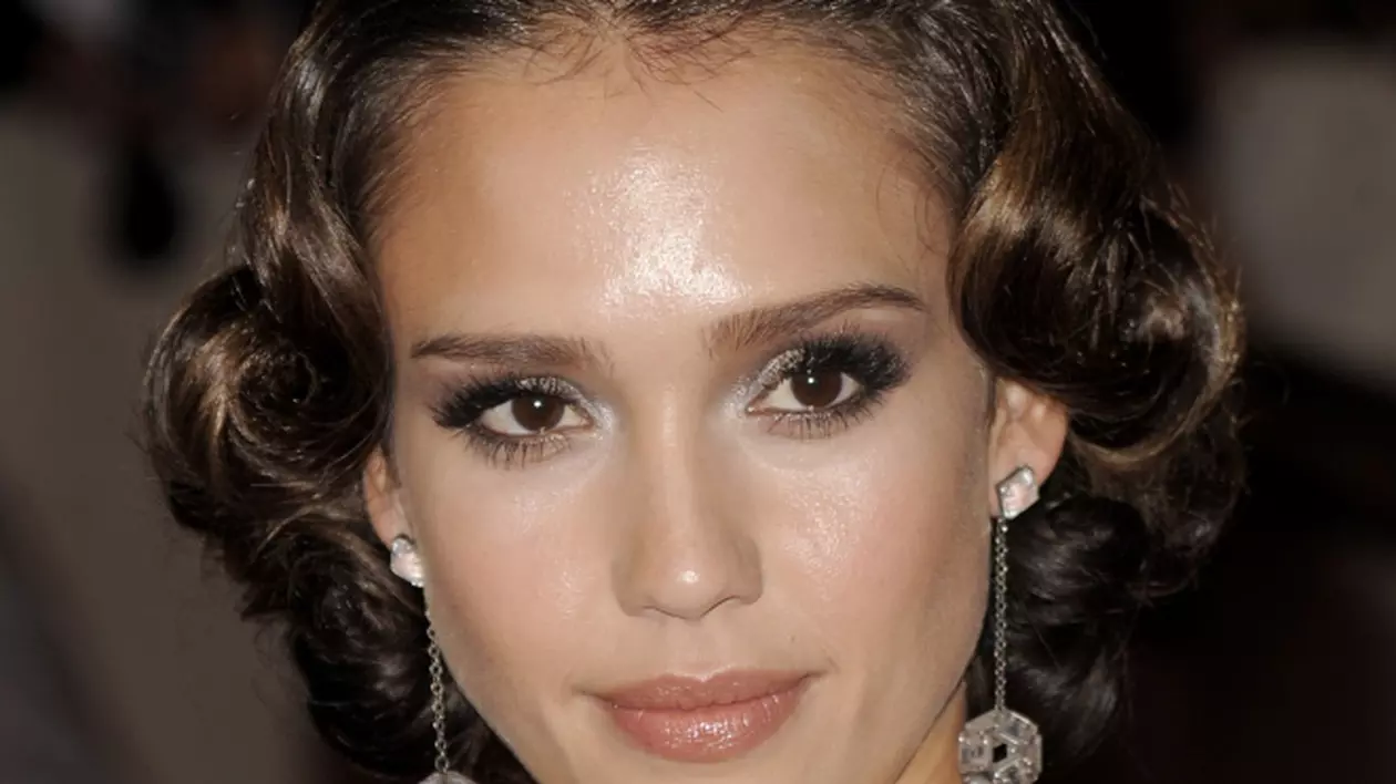 Jessica Alba o iubeşte pe Angelina Jolie: "Este incredibilă"
