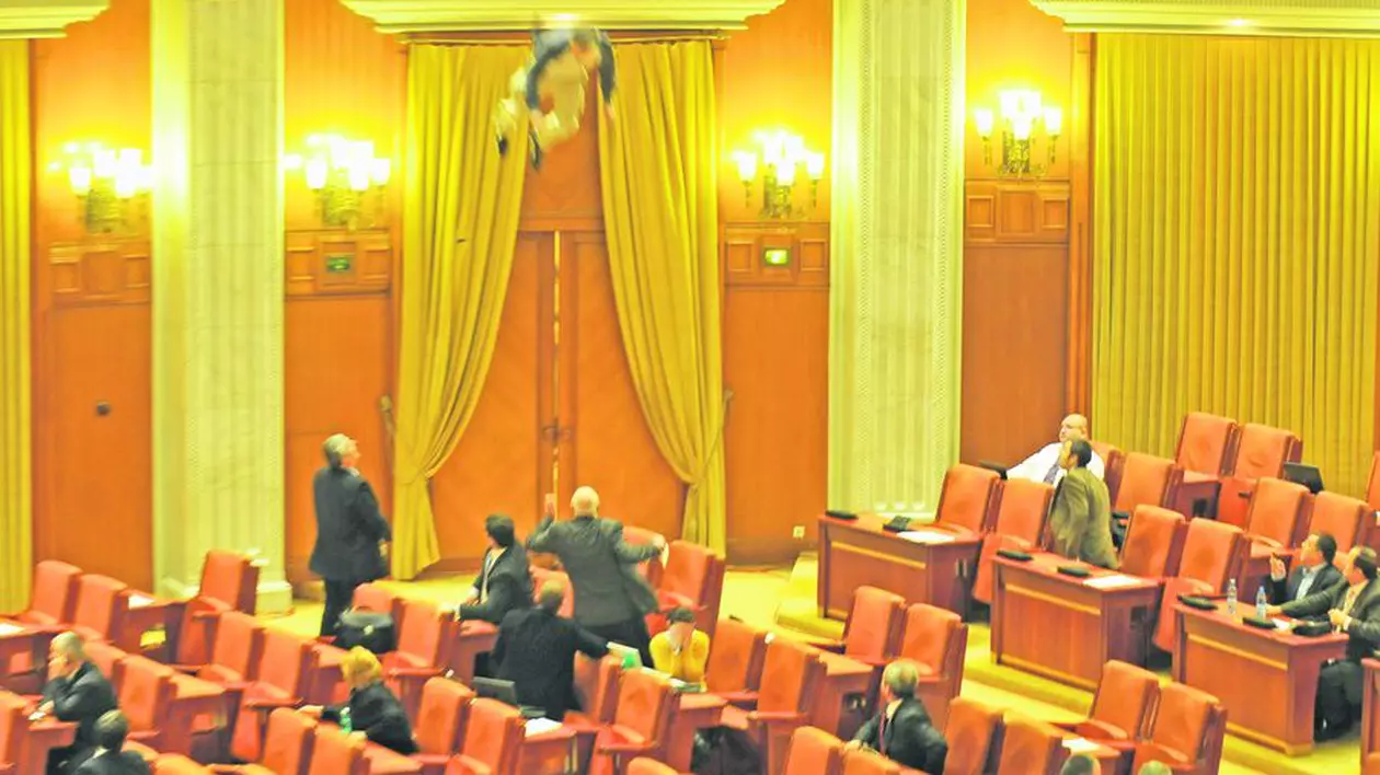 Vezi cum a decurs tentativa de sinucidere din Parlament!