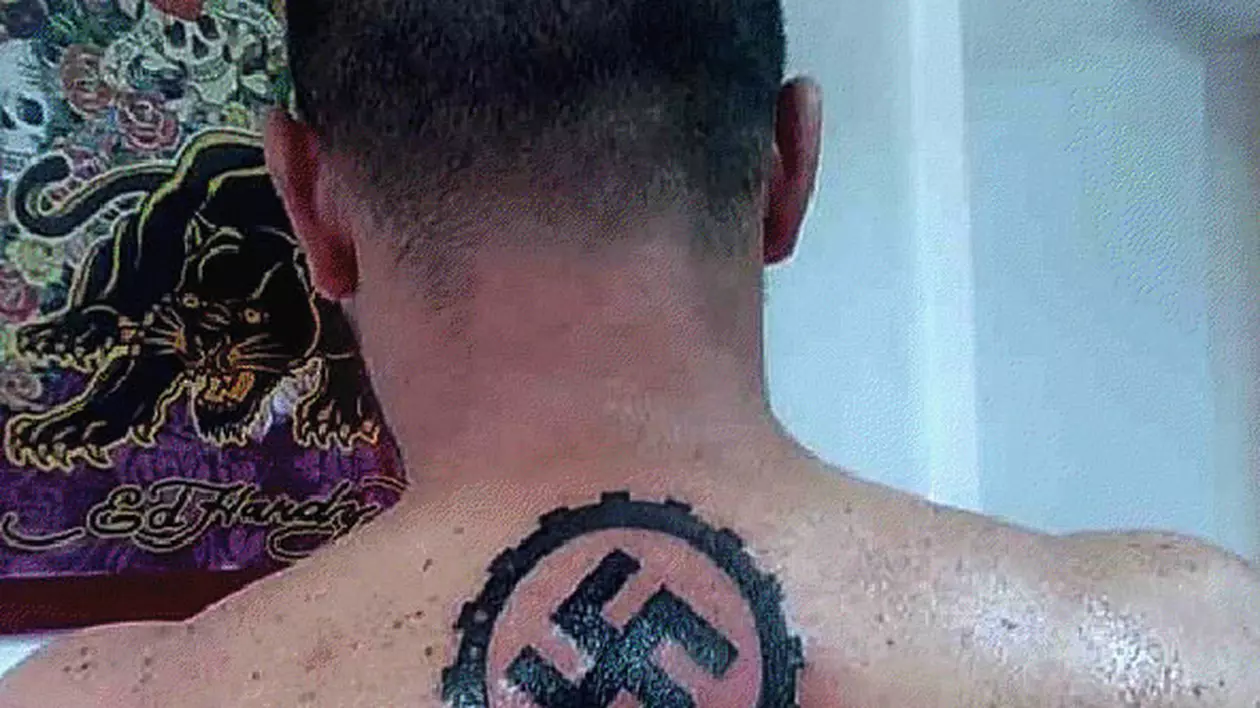 Exclusiv | Cheloo şi-a tatuat o svastică pe spate