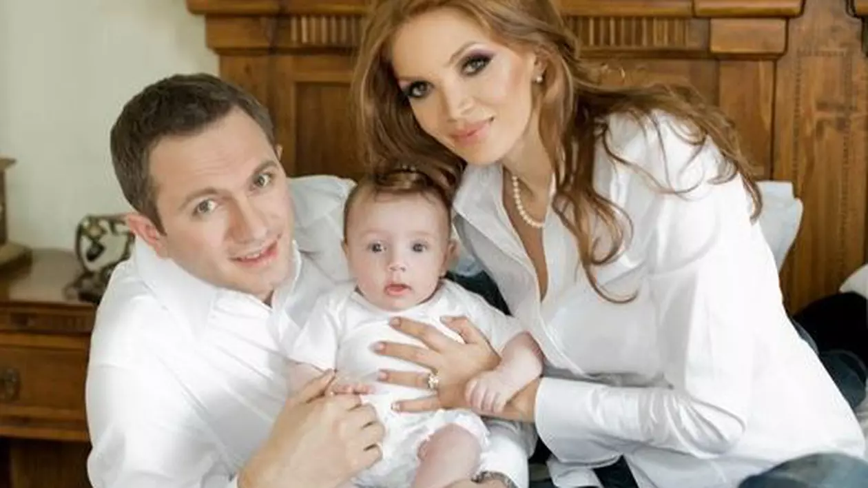 Video | Cristina Spătar primeşte bani mulţi să nu se dezbrace