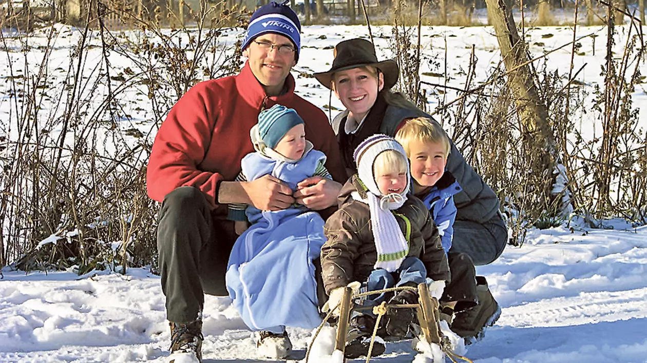 Au dat Olanda pentru România | O familie cu trei copii din Occident a ales traiul simplu la o fermă din Suceava