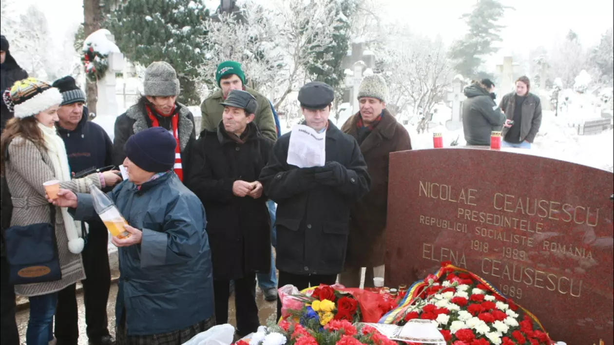 Dacă trăia, Nicolae Ceauşescu ar fi împlinit, ieri, 93 de ani. A fost omagiat la mormântul din Cimitirul Ghencea