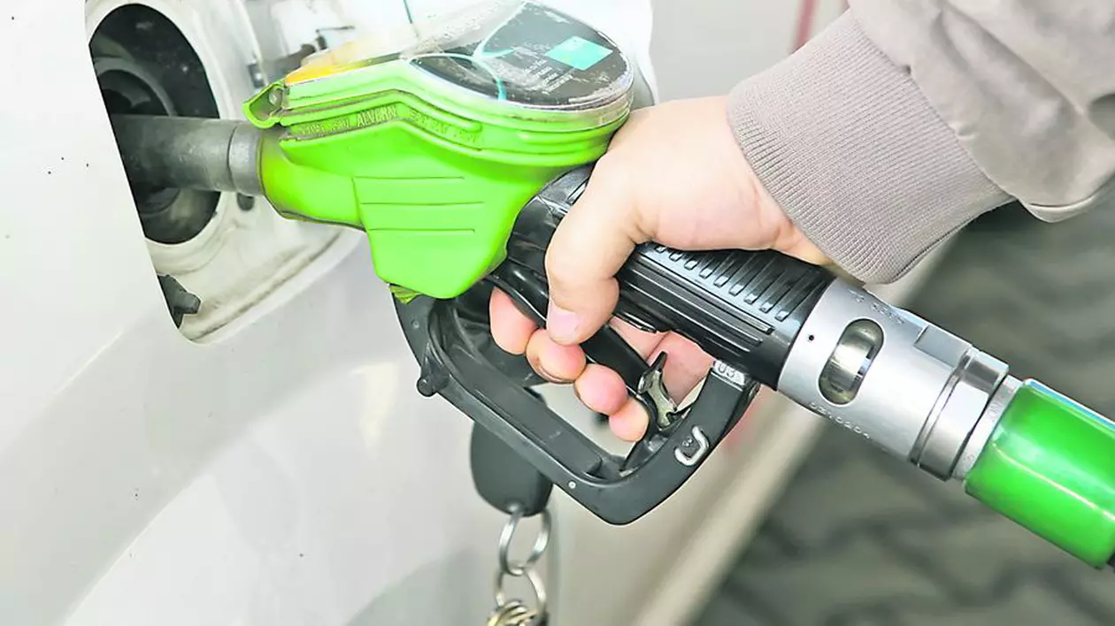 Românii își pot lua adio de la benzina sub 5 lei, din septembrie. După majorarea accizei la carburanți vor crește prețurile produselor din magazine.