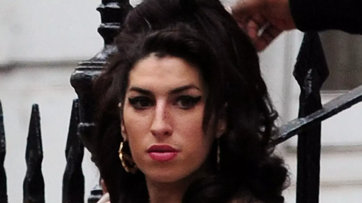 Amy Winehouse face curat numai în chiloţi