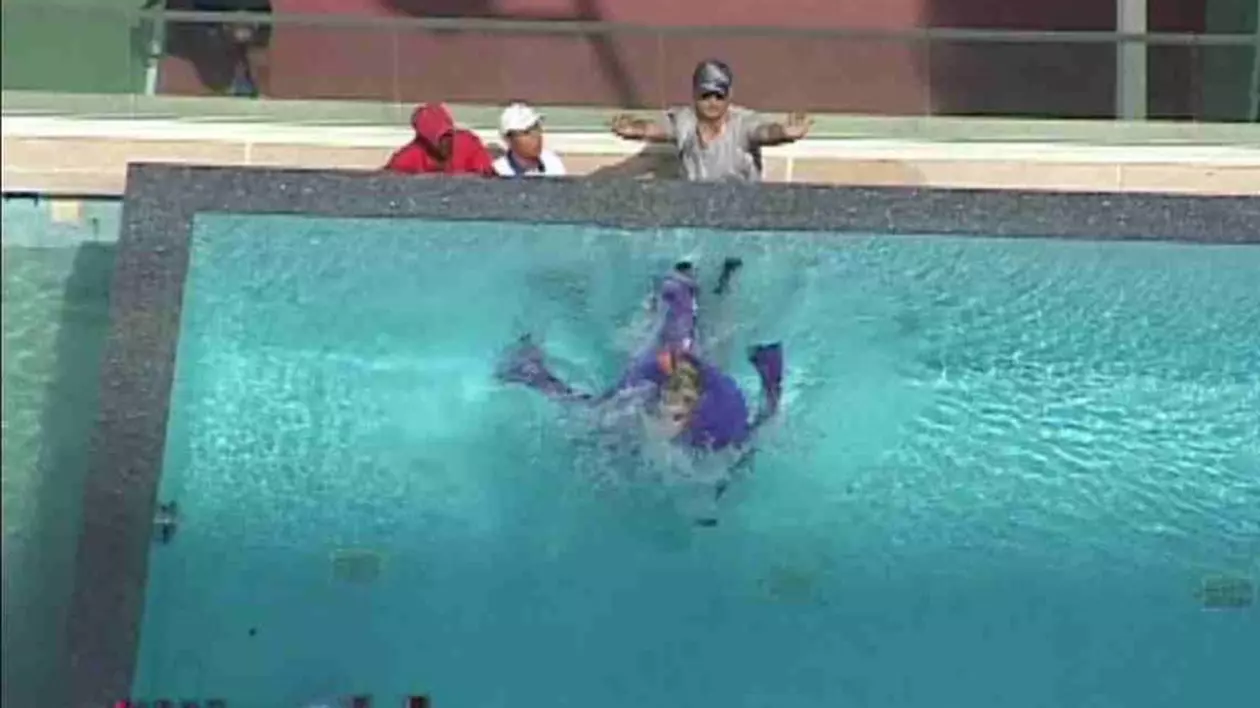 Una dintre concurentele Next Top Model a plonjat în piscină cu o rochie Cătălin Botezatu