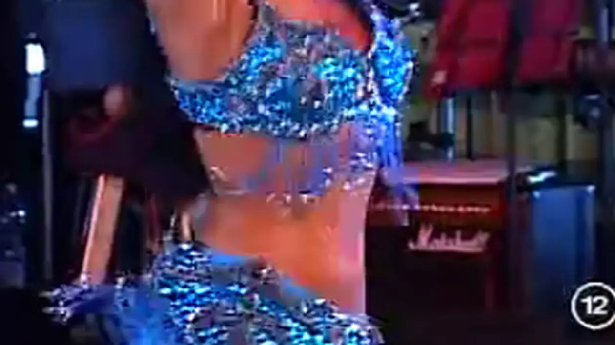Video | Adelina Pestrițu știe să dea din buric. Uite-o cum dansează!
