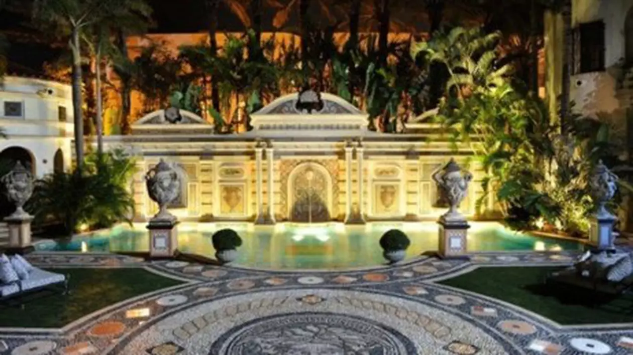 Doi bărbaţi s-au sinucis în fostul conac al lui Versace, la 24 de ani de la moartea designerului