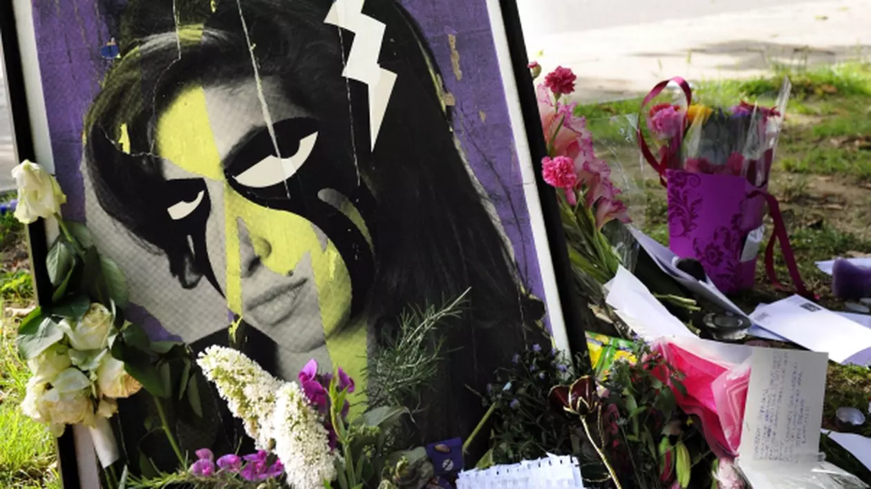 Foto | Ce tablou bizar au lăsat fanii în fața casei lui Amy Winehouse!