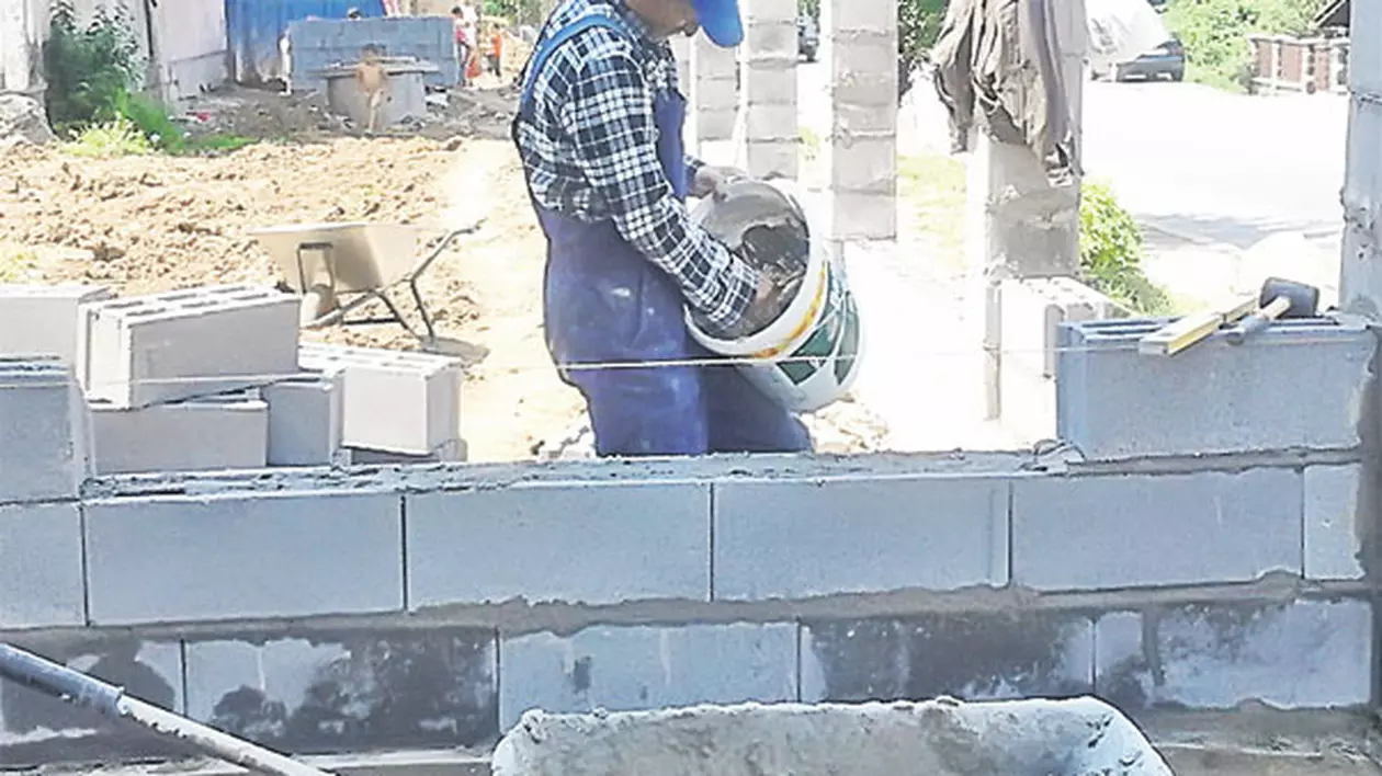 Țiganii din Baia Mare fură zidul ridicat în jurul lor