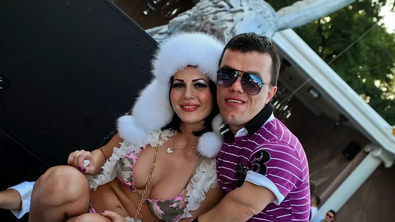 Foto | Piticul-porno Se Distrează Cu Fete Sexy La Mare | Libertatea