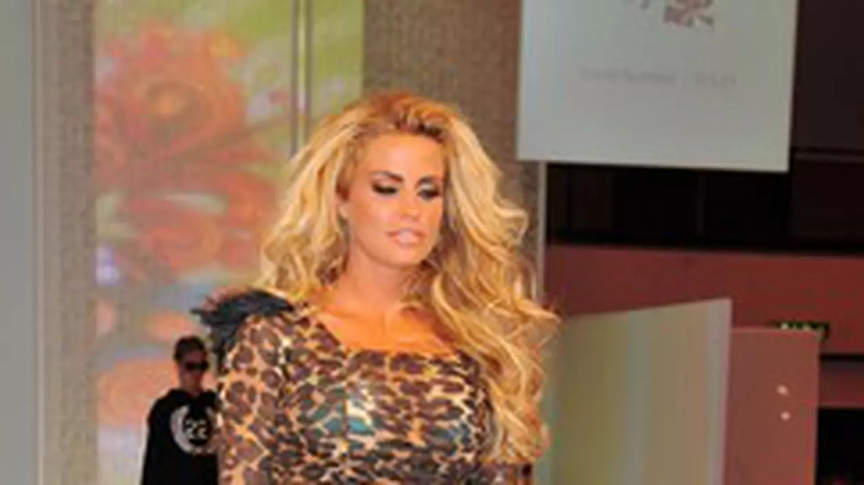 Foto | Prima colecţie de modă a lui Katie Price, un dezastru