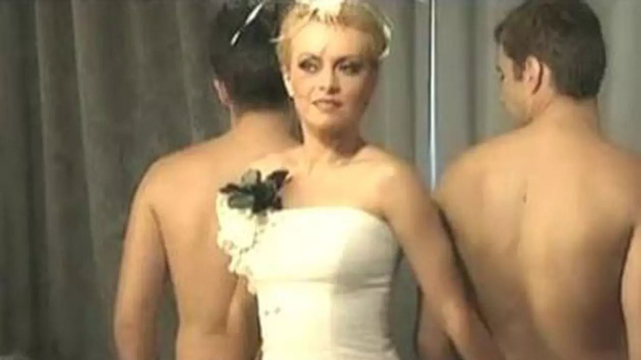Video | Simona Gherghe, în rochie de mireasă. Urmează nunta?